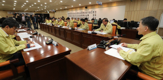 박능후(오른쪽) 보건복지부 장관이 27일 세종시 정부세종청사에서 열린 신종 코로나바이러스 감염증 중앙사고수습본부 1차 회의를 주재하고 있다.       연합뉴스